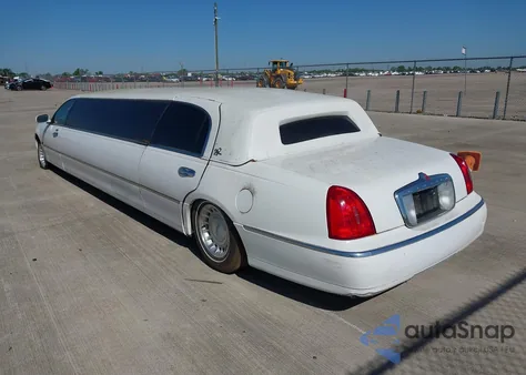 2001 Lincoln Town Car Executive from USA, damaged, VIN 1L1FM81W51Y642990